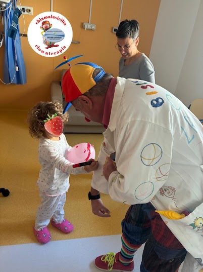 Associazione Chi Ama la Sicilia impegnata nella clownterapia a Palermo in corsia